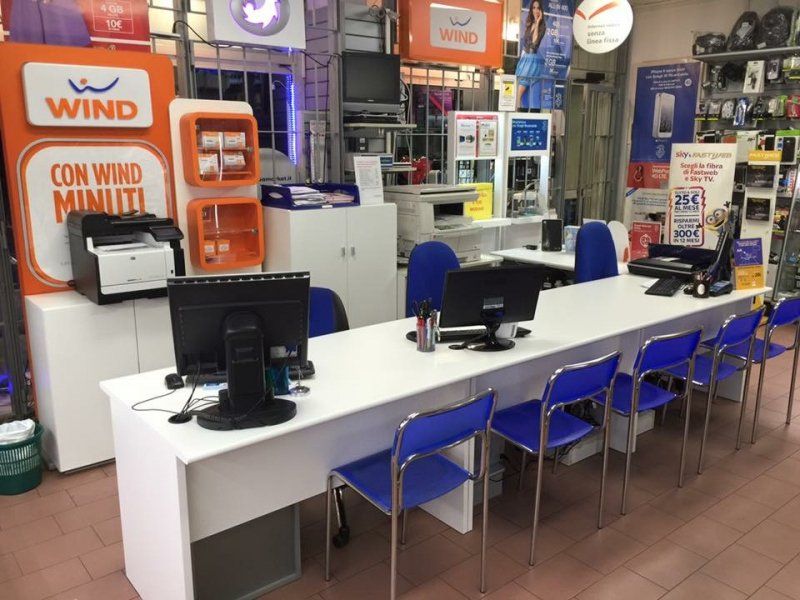 interni negozio con postazioni per consulenze