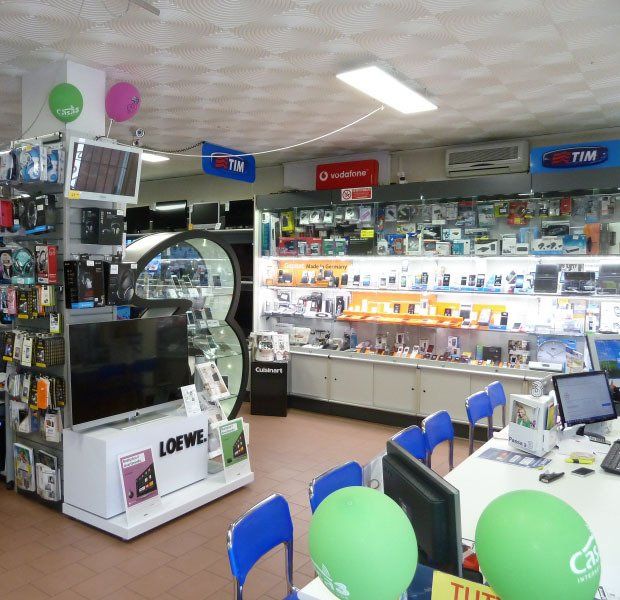 smartphone ed elettrodomestici presenti in negozio