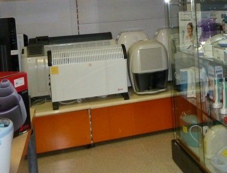 diversi modelli di stufe in esposizione in negozio