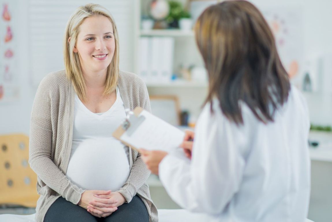 Donna incinta a colloquio con la ginecologa