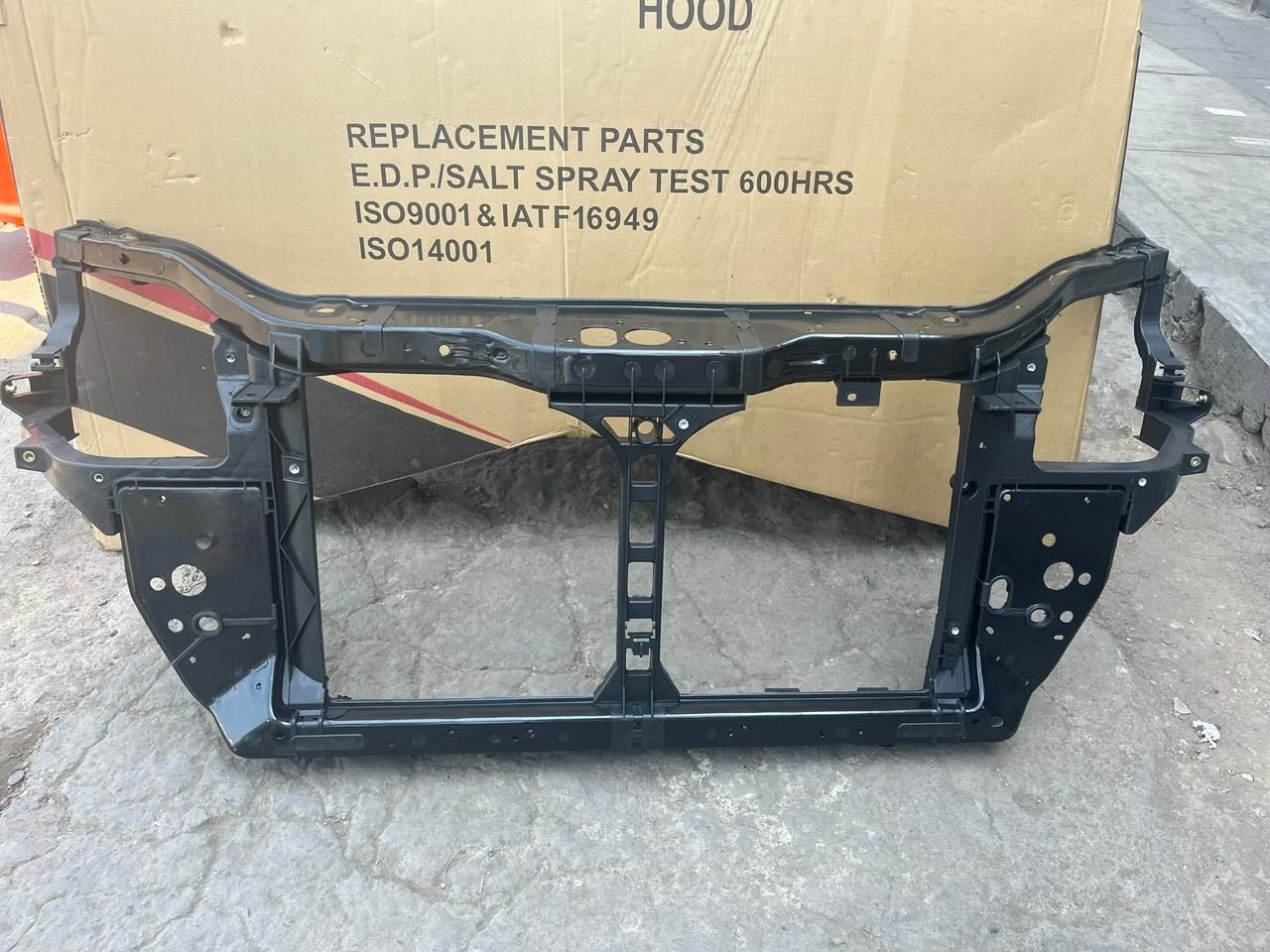 Marco de soporte para radiador de automóvil de color negro contra una caja de cartón.