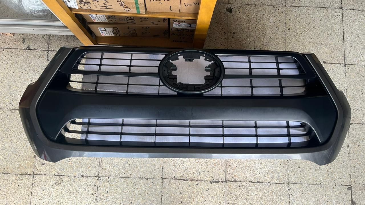 Parachoques de coche de color negro con rejilla y espacio para logotipo.