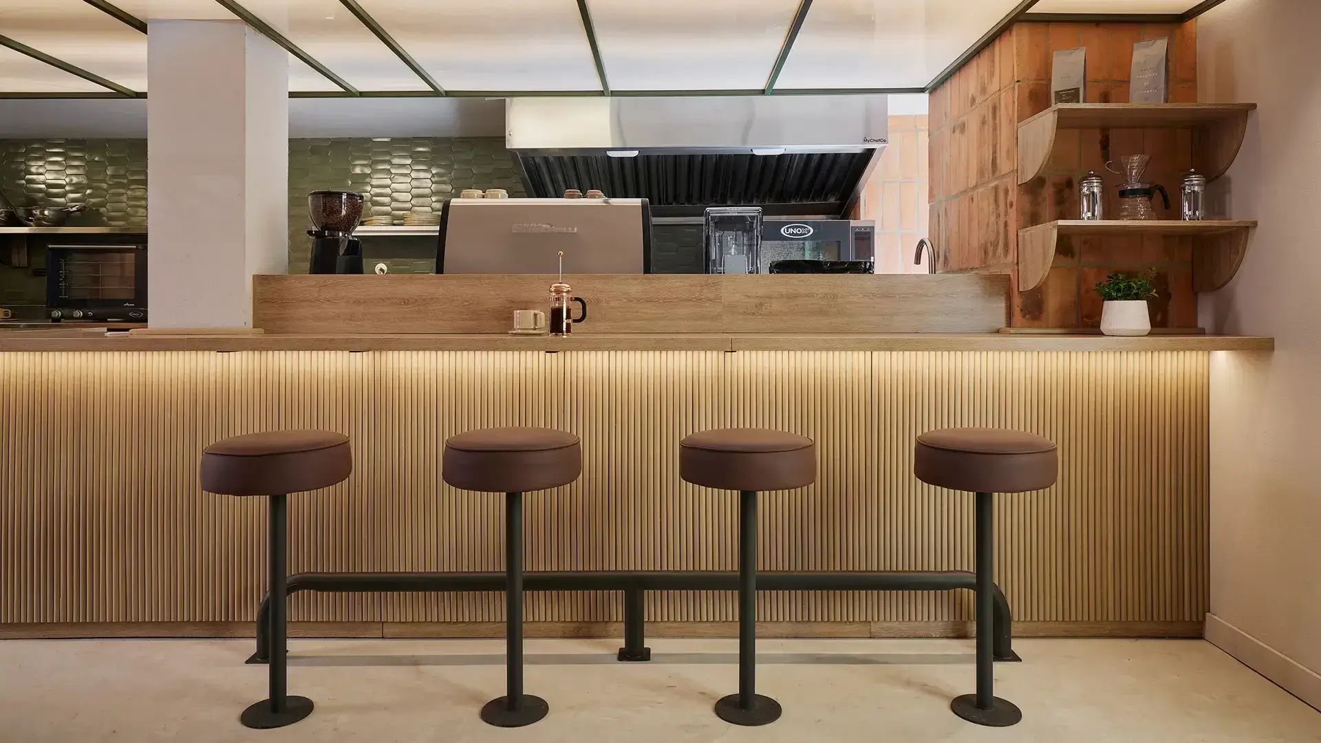 Espacios de café en Antipoda Hotel Boutique Medellín, con barra moderna, asientos cómodos y ambiente acogedor, ideal para disfrutar de una taza de café.