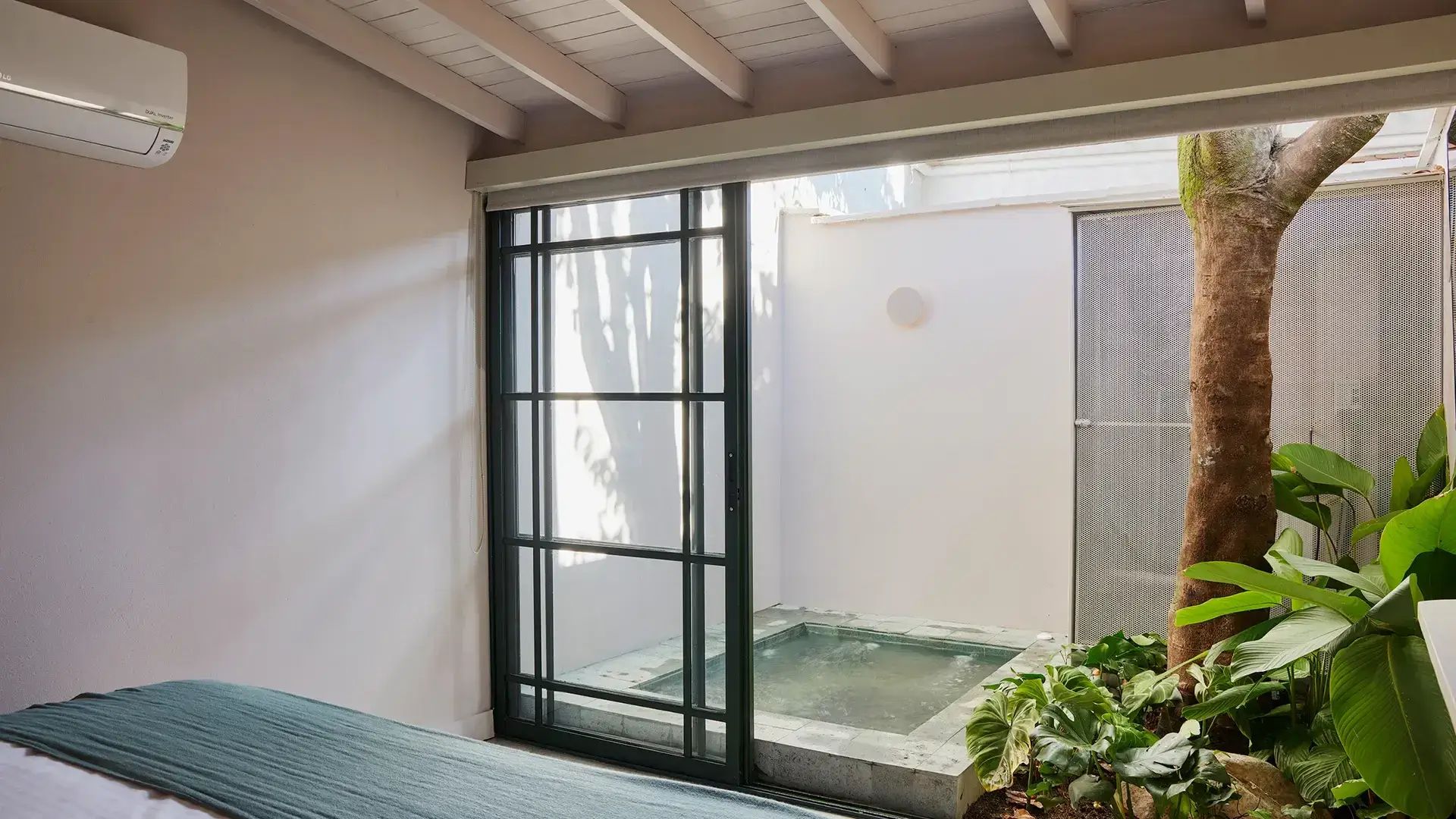 Espacios de piscina en Antipoda Hotel Boutique Medellín, con acceso directo desde la habitación, diseño moderno y ambiente relajante para una experiencia de lujo.