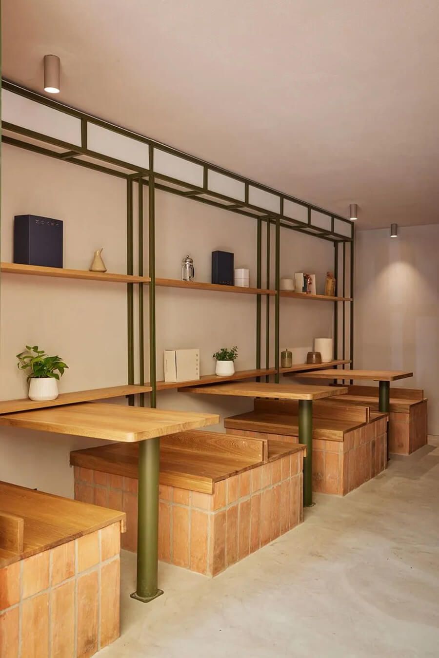 Interior del comedor con mesas de madera y una decoración cálida y acogedora