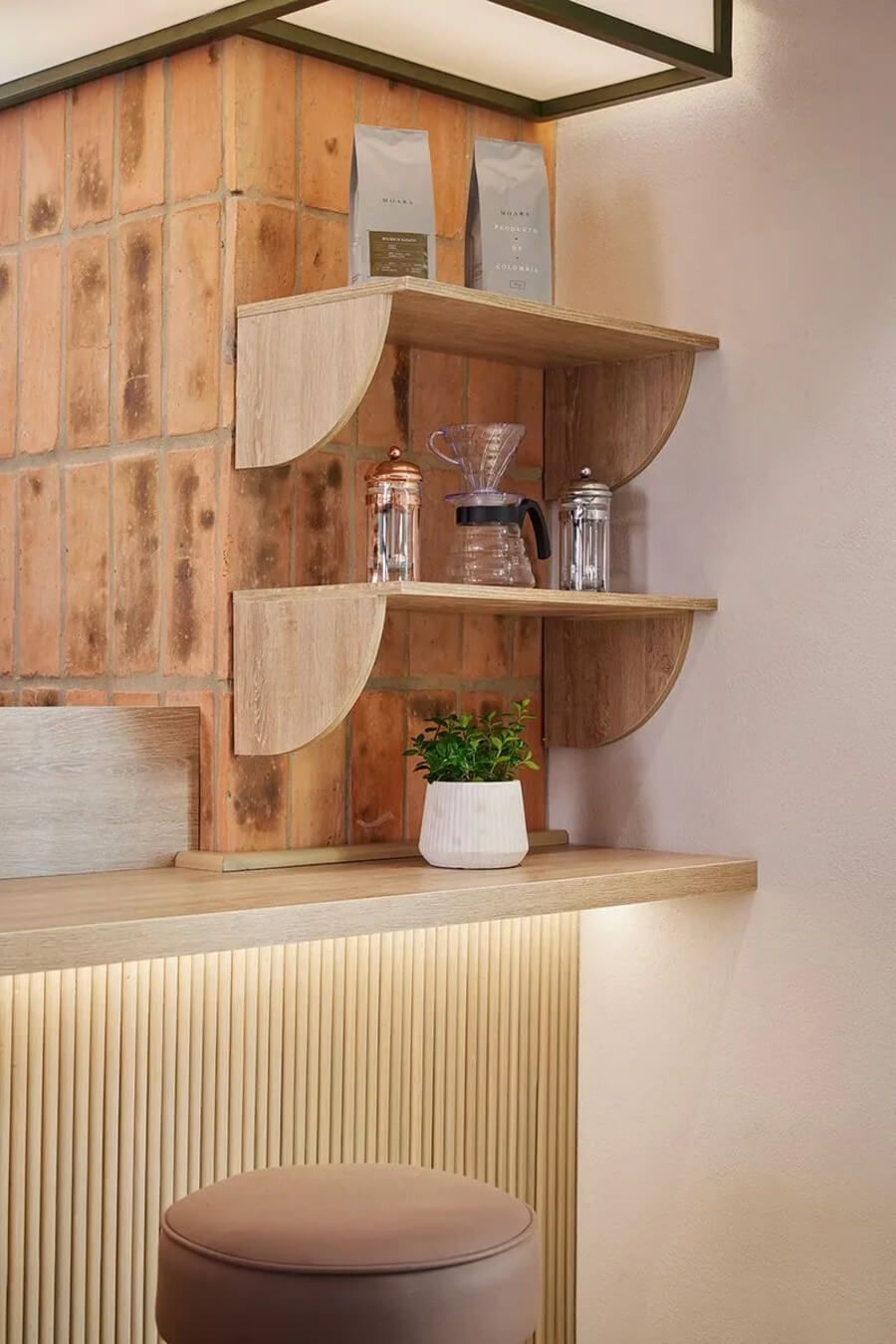 Estante de madera en la barra con decoración y cafetera en un diseño moderno y minimalista