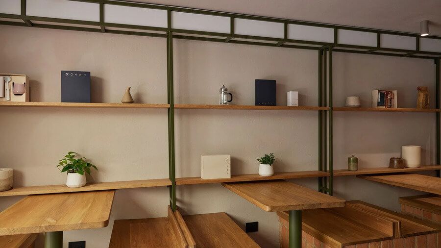 Estantería decorativa con objetos minimalistas en un comedor interior de madera