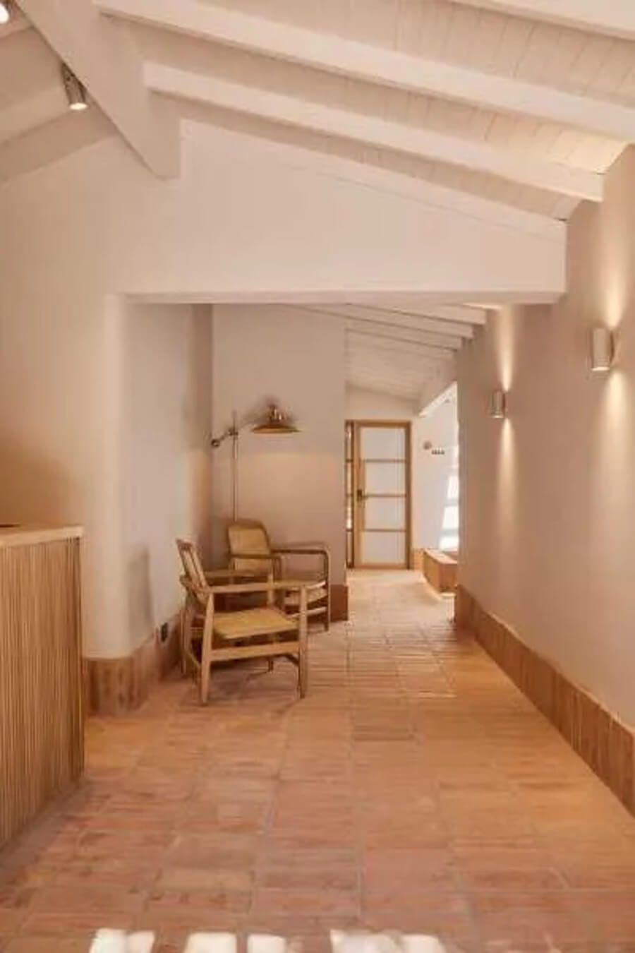 Pasillo con sillas de madera en un rincón acogedor y luz suave