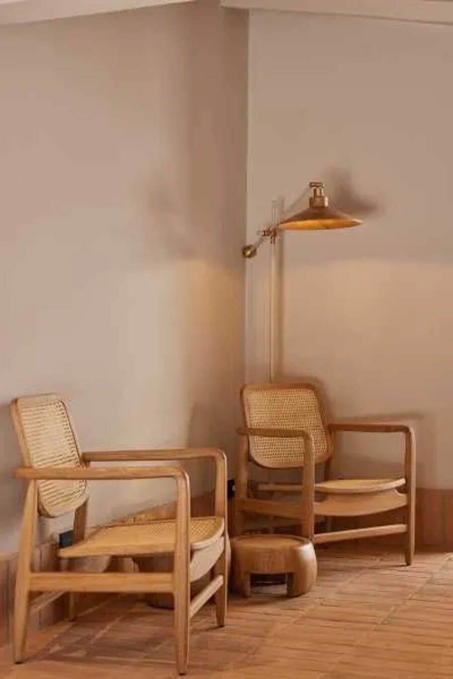 Sillas de madera con lámpara de pie en un rincón acogedor y minimalista