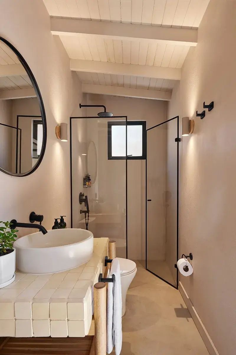 Baño de lujo en la habitación Sulu, con ducha de cristal, lavabo moderno y decoración elegante, ideal para una experiencia de confort y sofisticación.