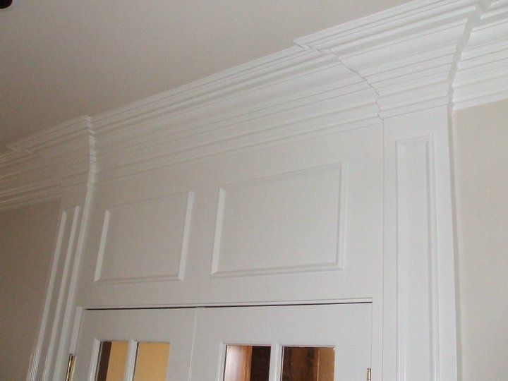 A white door with a mirror on it in a room