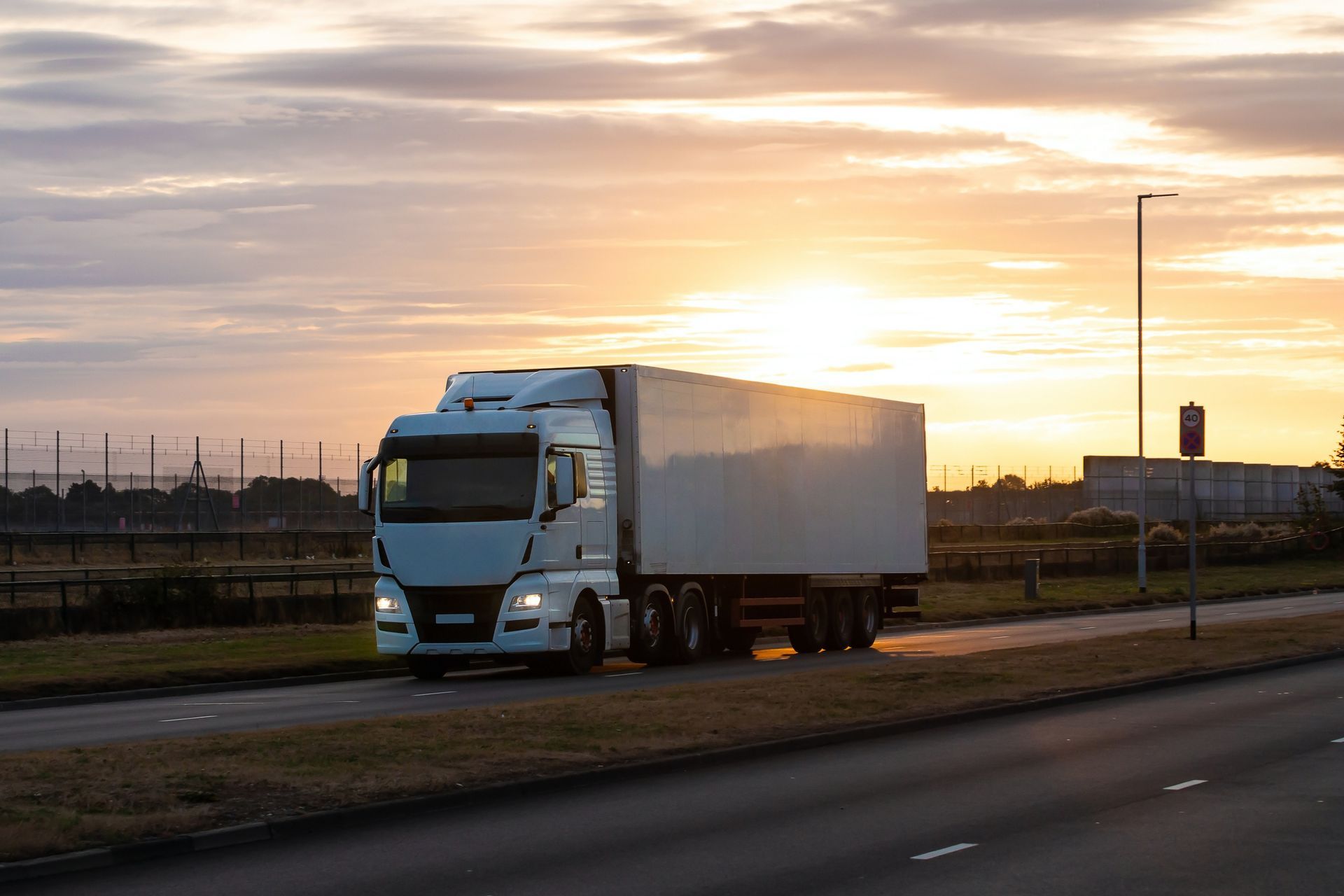 Un soggiorno con una mensola e una porta scorrevole in vetro.