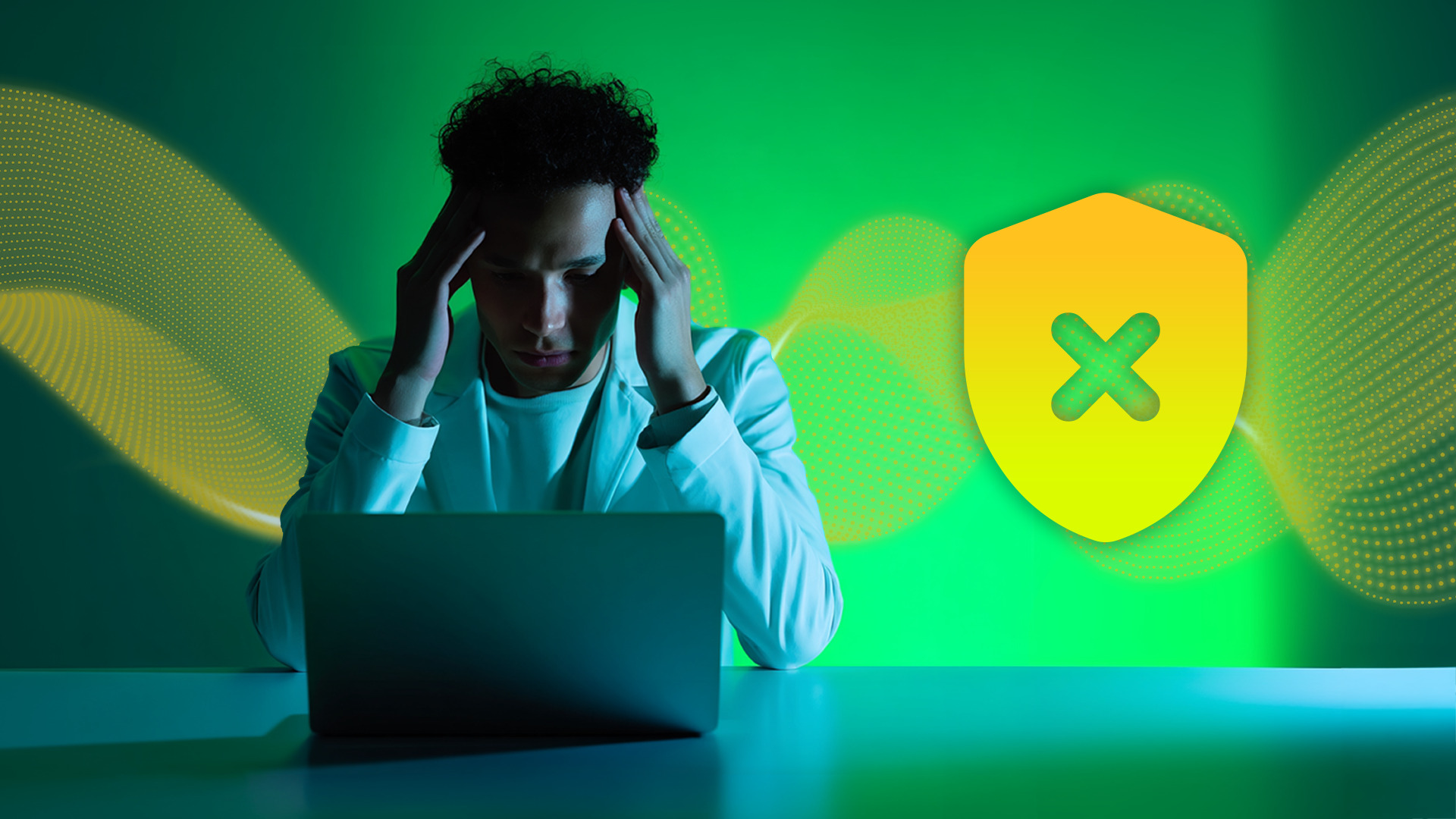 Homem frustrado com um laptop com um ícone de escudo (falha) no fundo, iluminação verde.