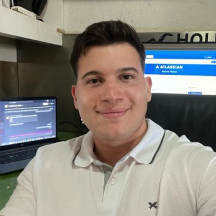 Um homem com barba e óculos está sorrindo para a câmera.