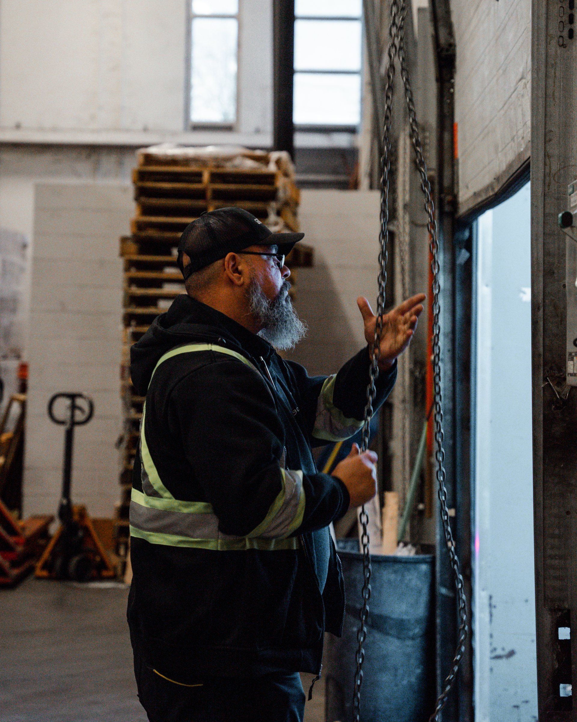 Un homme avec une barbe travaille dans un entrepôt