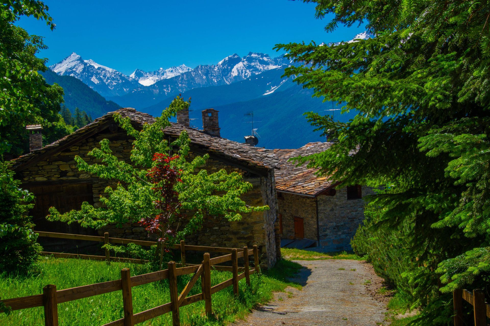 sentiero per arrivare a un agriturismo