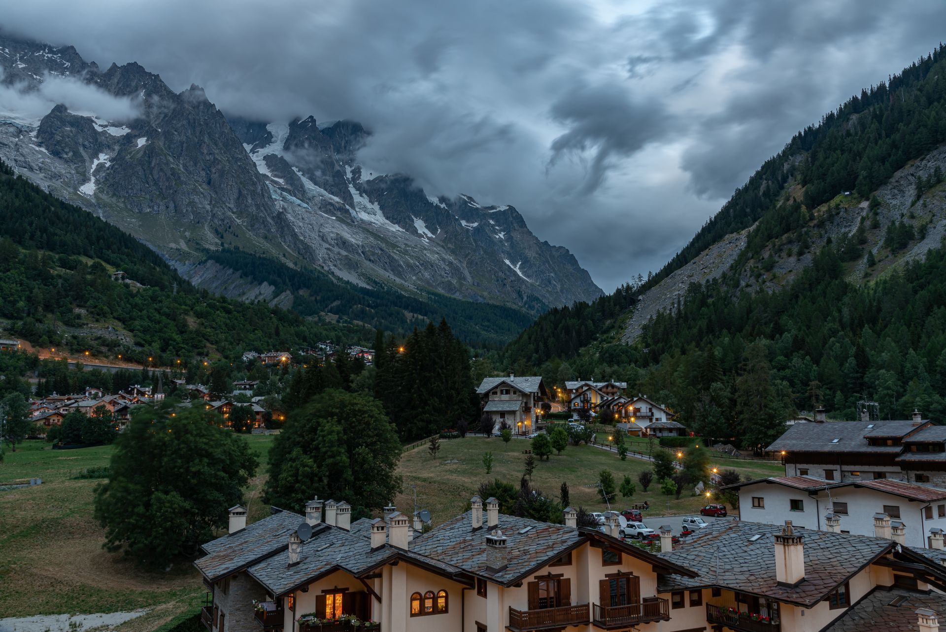 paesaggio di montagna al calar del sole