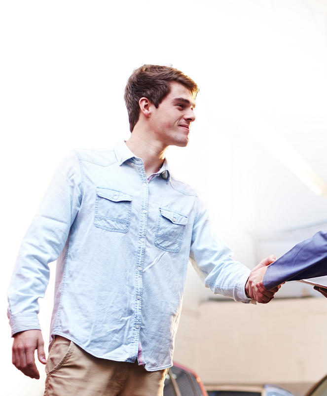 A person shaking another person's hand | Wholesale Auto Center West Point