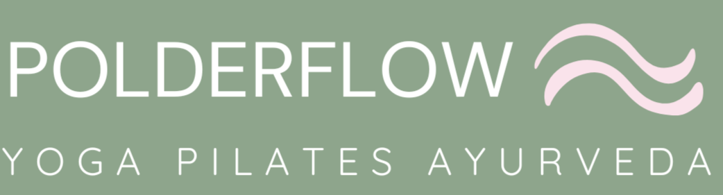 Logo van Polderflow: witte tekst op een saliegroene achtergrond; golvend symbool rechts van de tekst; yoga, pilates, ayurveda eronder.