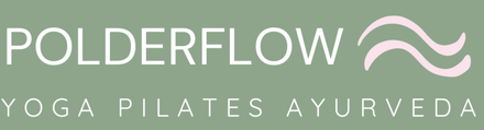 Logo van Polderflow: witte tekst op een saliegroene achtergrond; golvend symbool rechts van de tekst; yoga, pilates, ayurveda eronder.