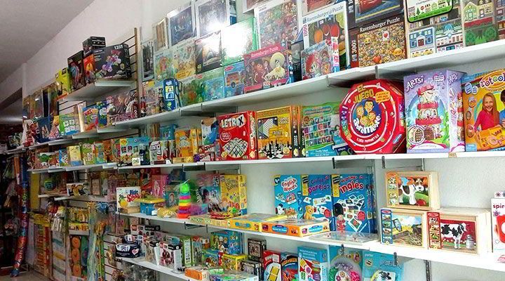 Una juguetería llena de muchos juguetes en los estantes.