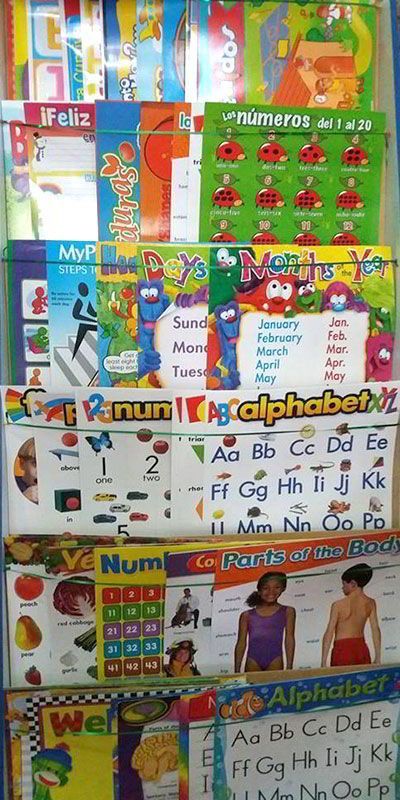 Una pila de libros infantiles que incluyen alfabeto y números.