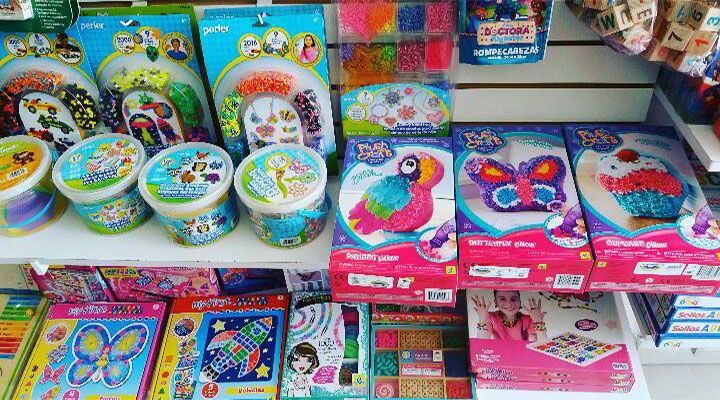 Un estante lleno de muchos juguetes y manualidades para niños.