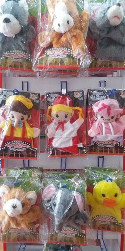 En un estante hay un montón de animales de peluche.