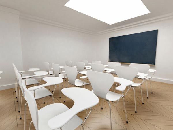 Un salón de clases con sillas blancas y una pizarra.