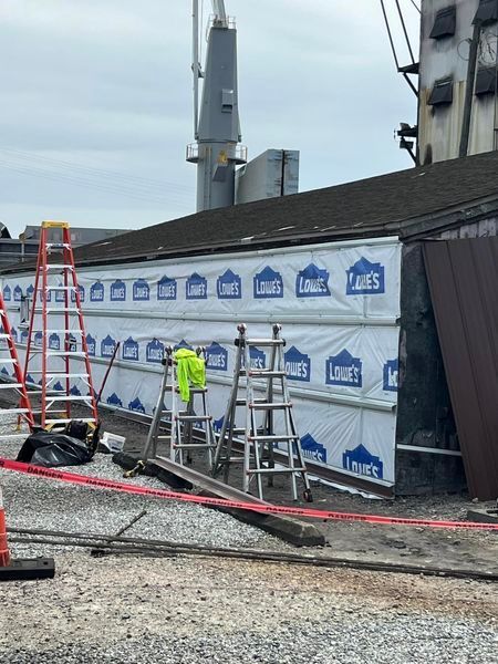 A construction site with a wall that says lowe 's on it