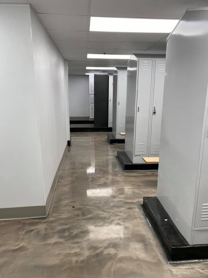A hallway filled with lockers in a building.