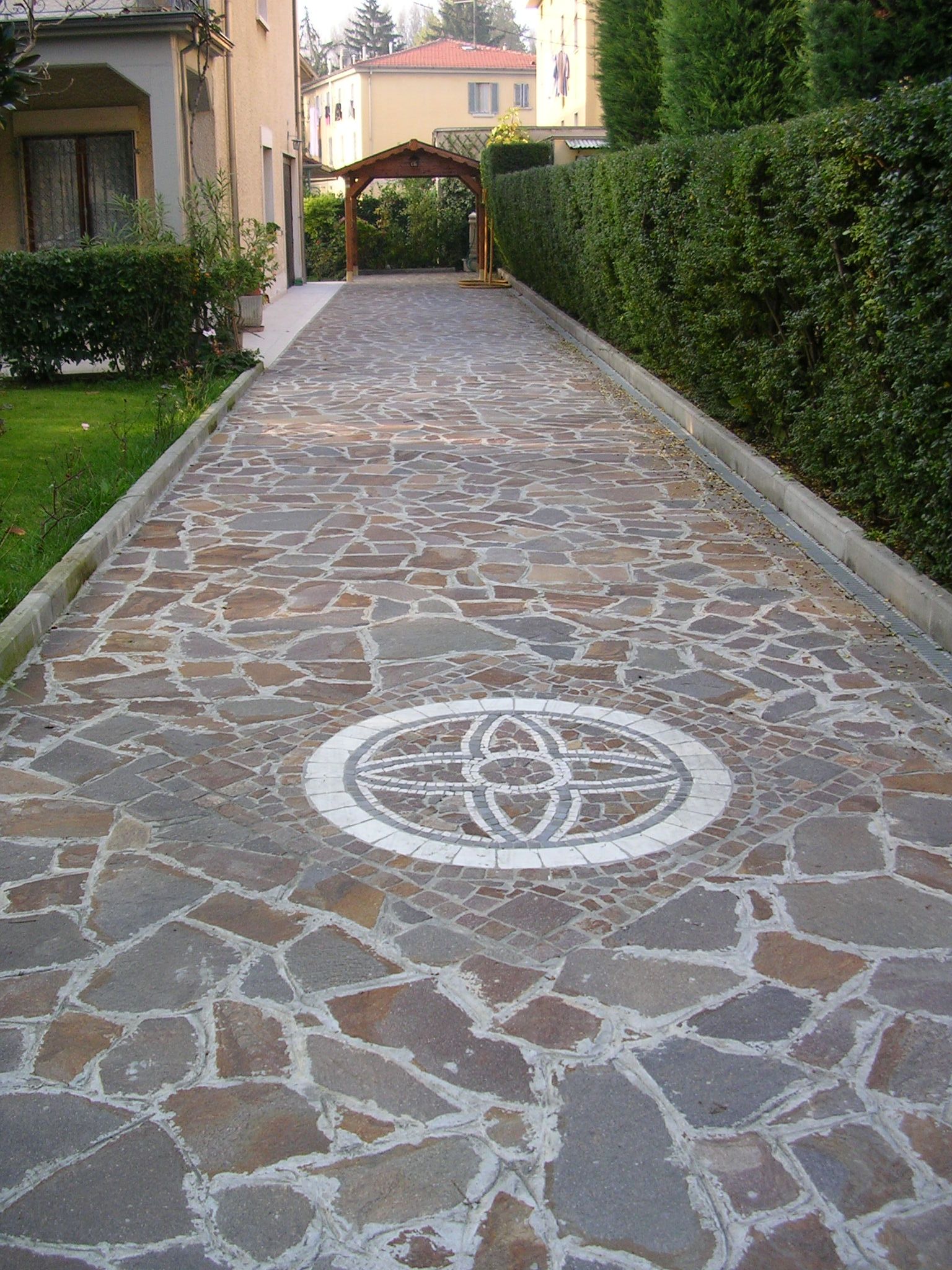 Realizzazione di viali con pavimentazione da esterno