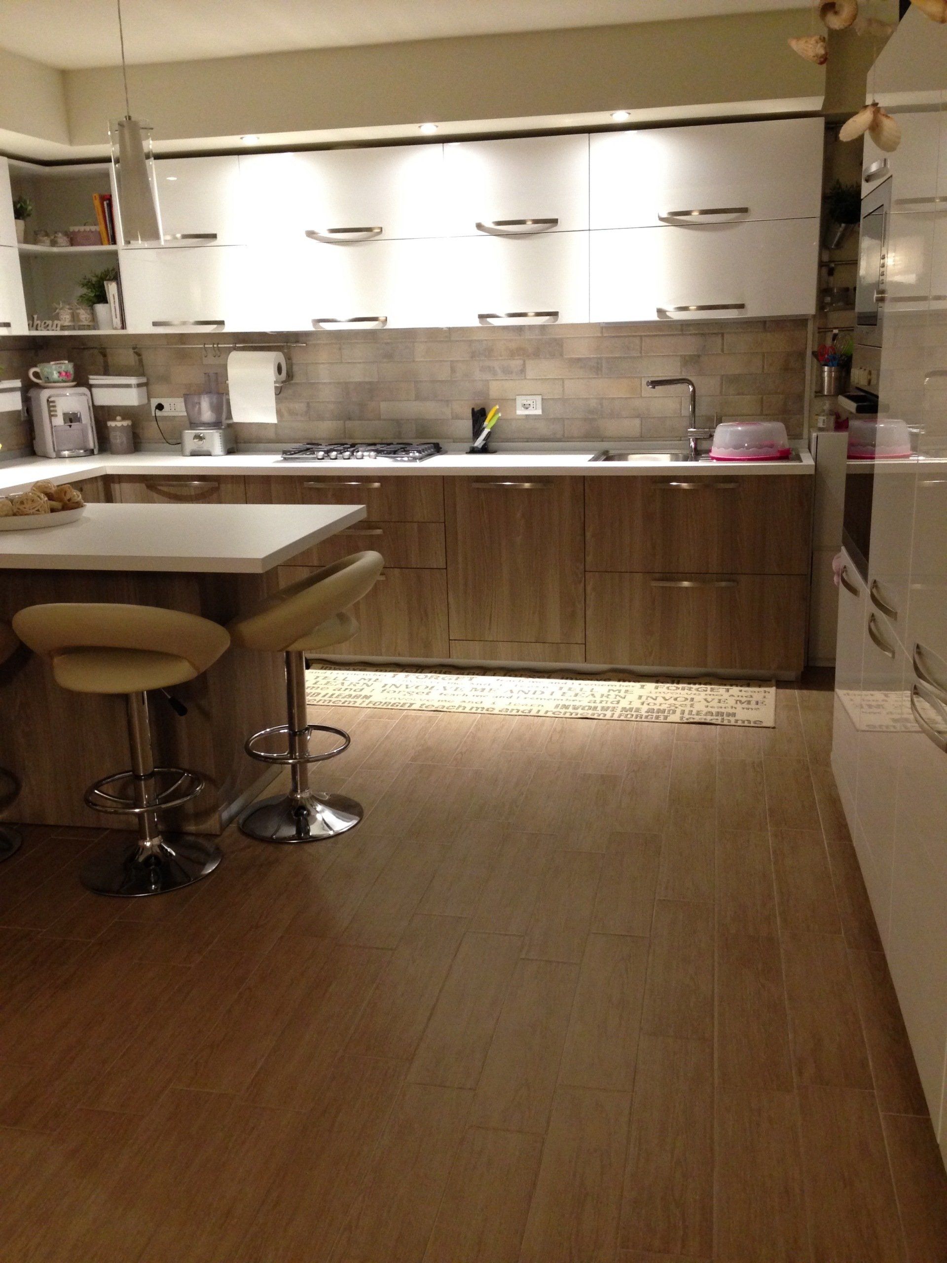 Cucina a vista con pavimento a parquet