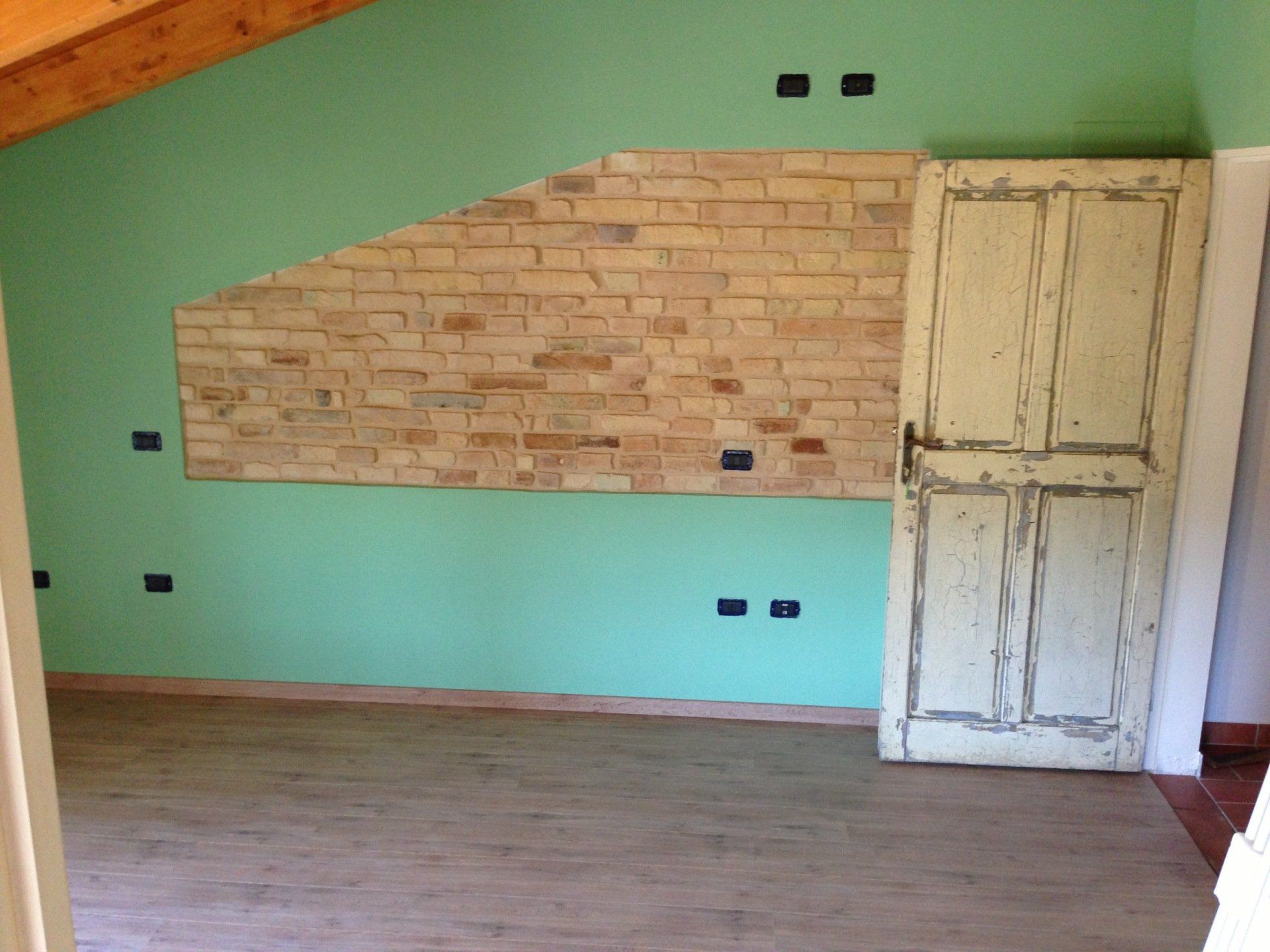 Installazione rivestimento in ceramica di una parete