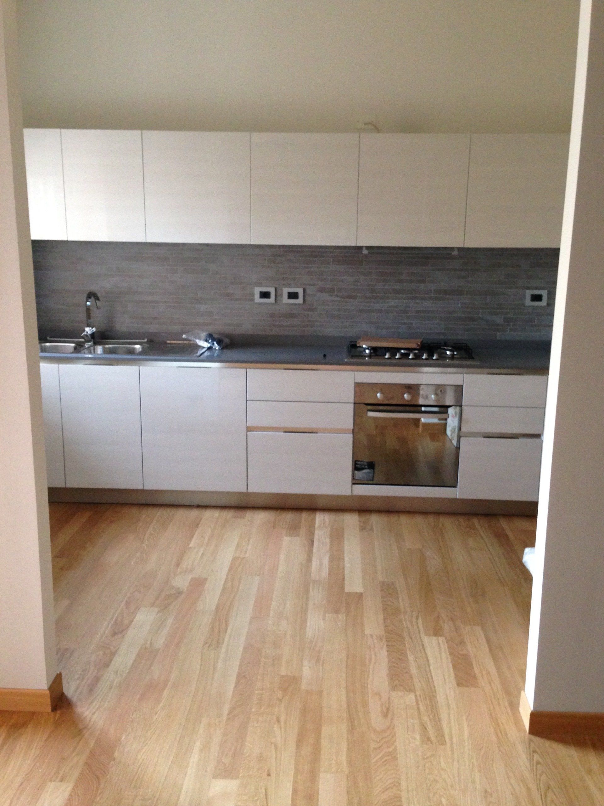 Cucina con pavimento a parquet