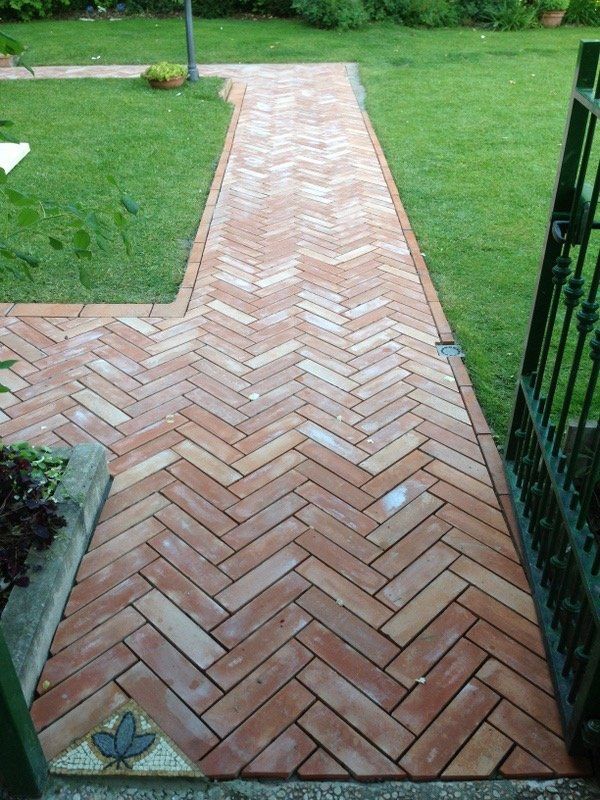 Realizzazione di vialetti con piastrelle in cotto