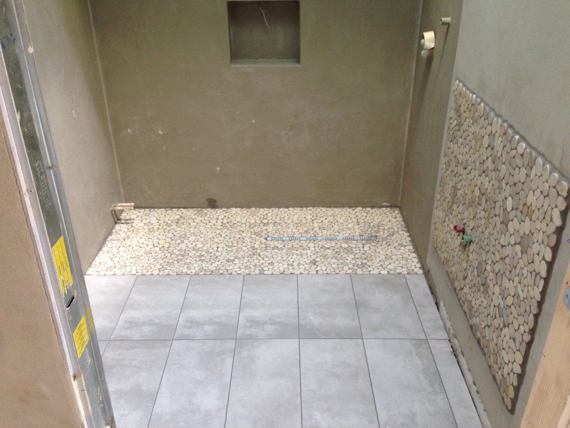 Posa piastrelle di ceramica sul pavimento