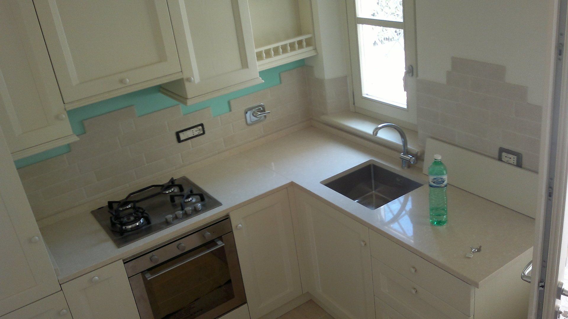 Pareti di un bagno con piastrelle a mosaico