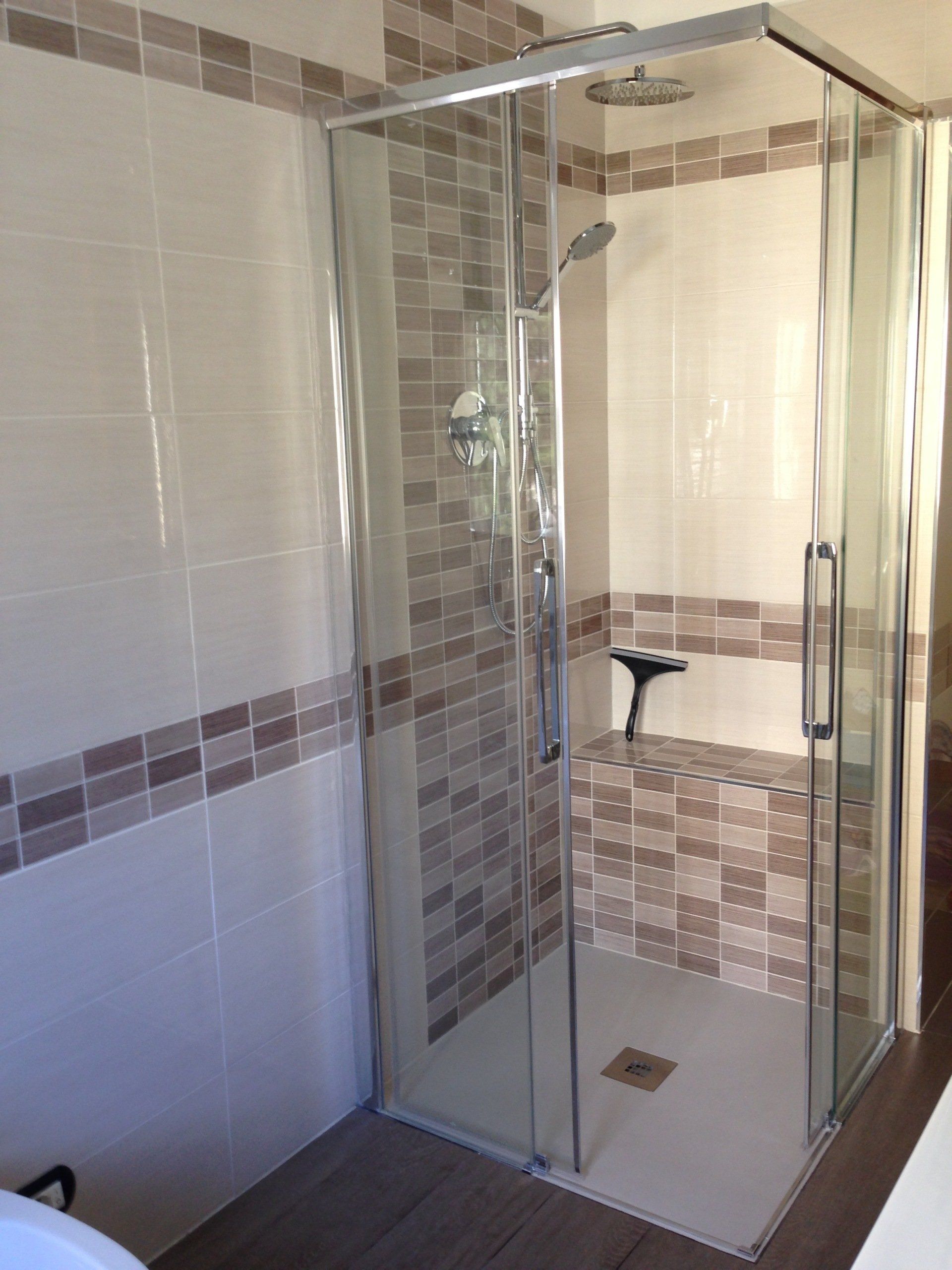 Box doccia con pareti rivestite di piastrelle di ceramica