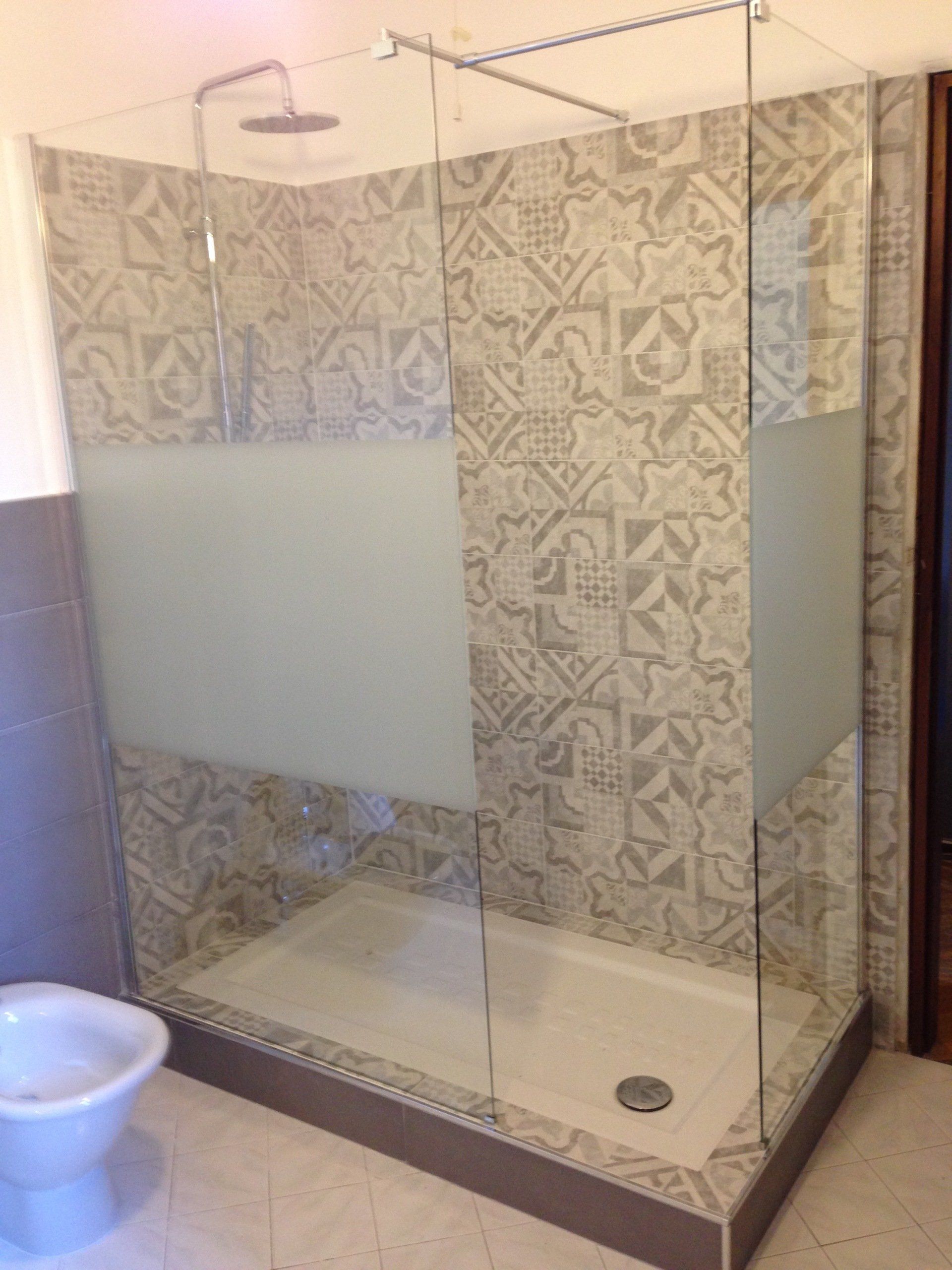 Doccia con parete a mosaico