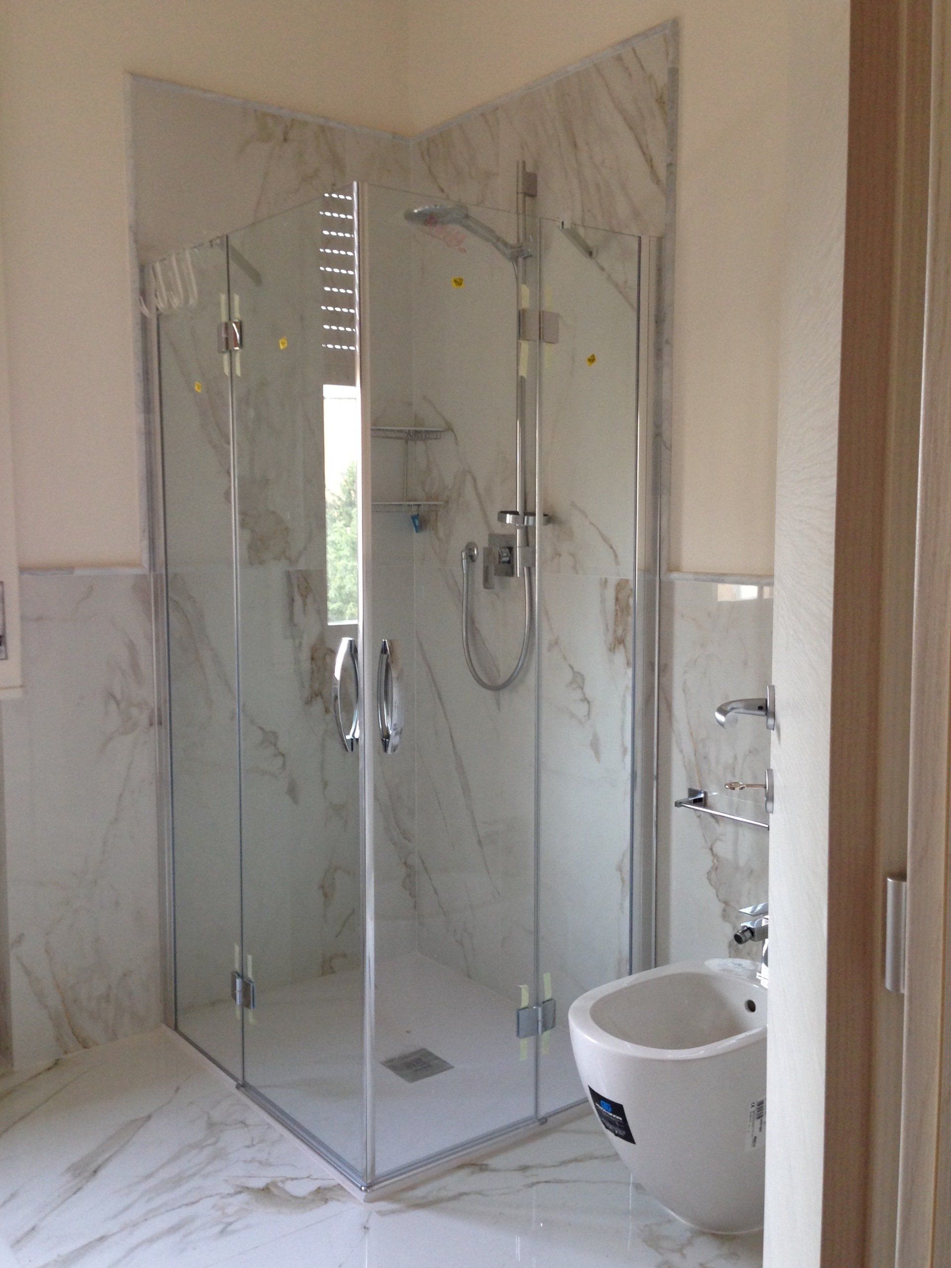 Cabina doccia a vetro con piastrelle di ceramica