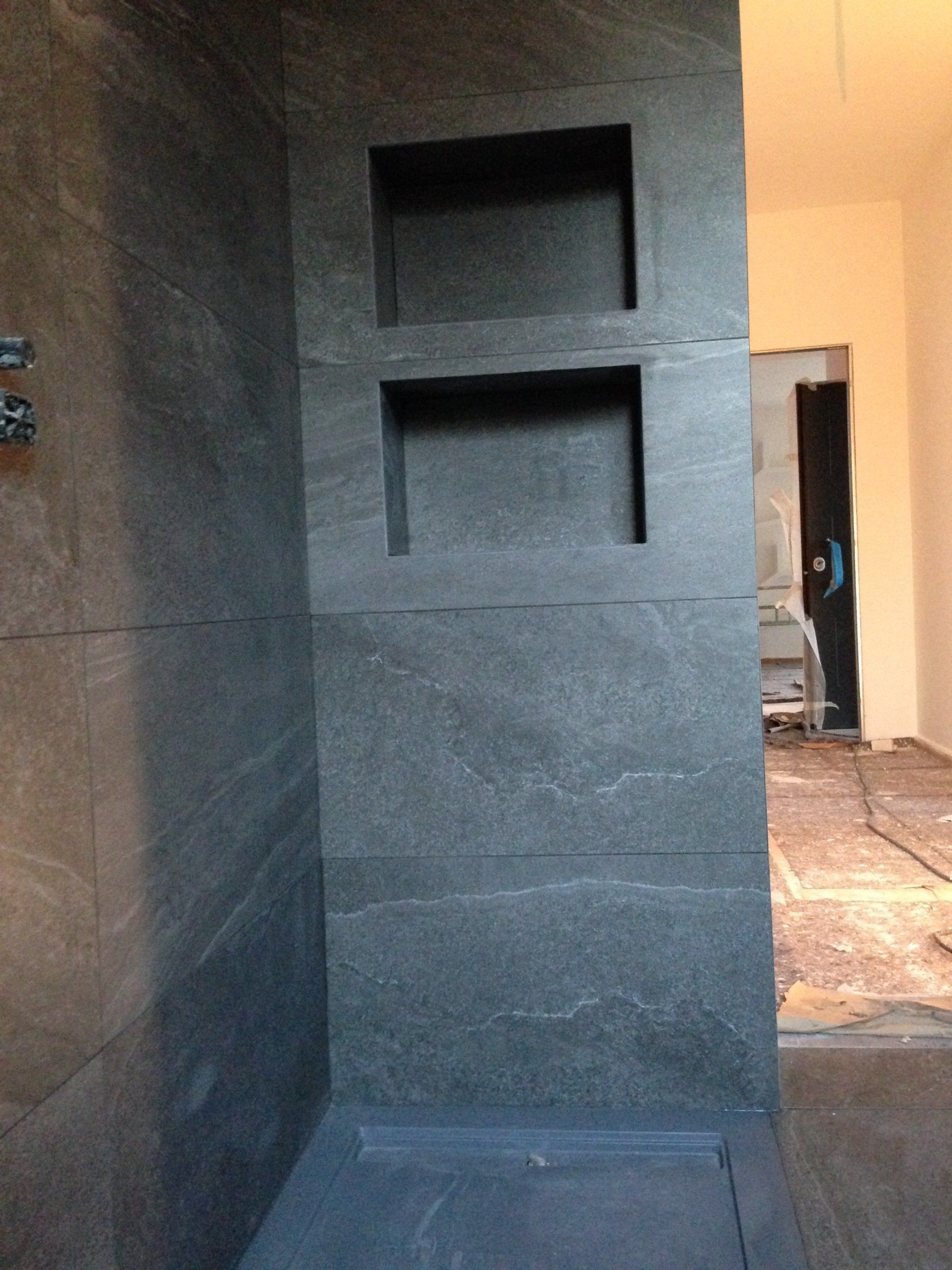 Rivestimento pareti di un bagno con piastrelle in ceramica