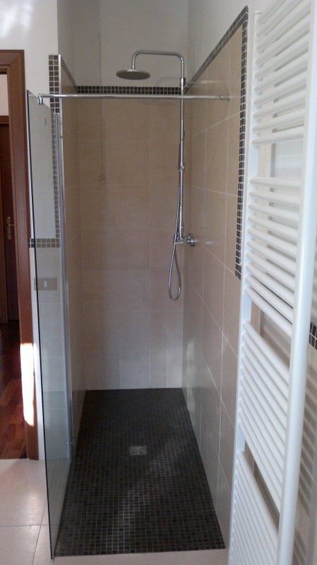 Pavimento doccia con piastrelle di ceramica