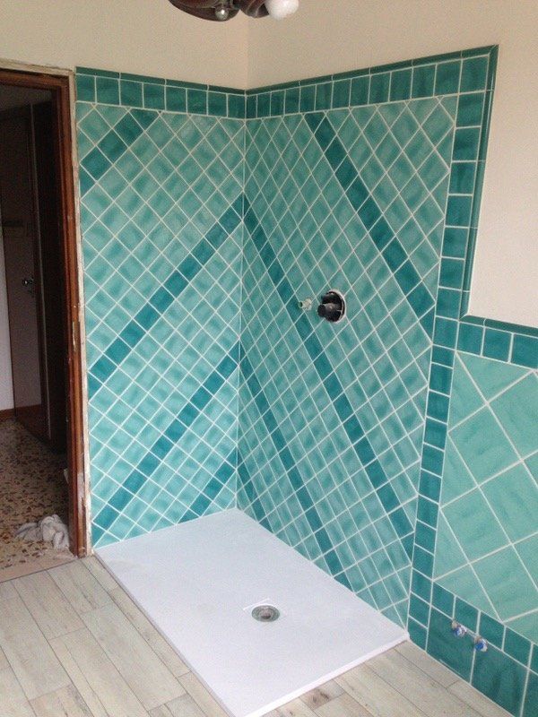 Parete di un bagno con piastrelle in ceramica