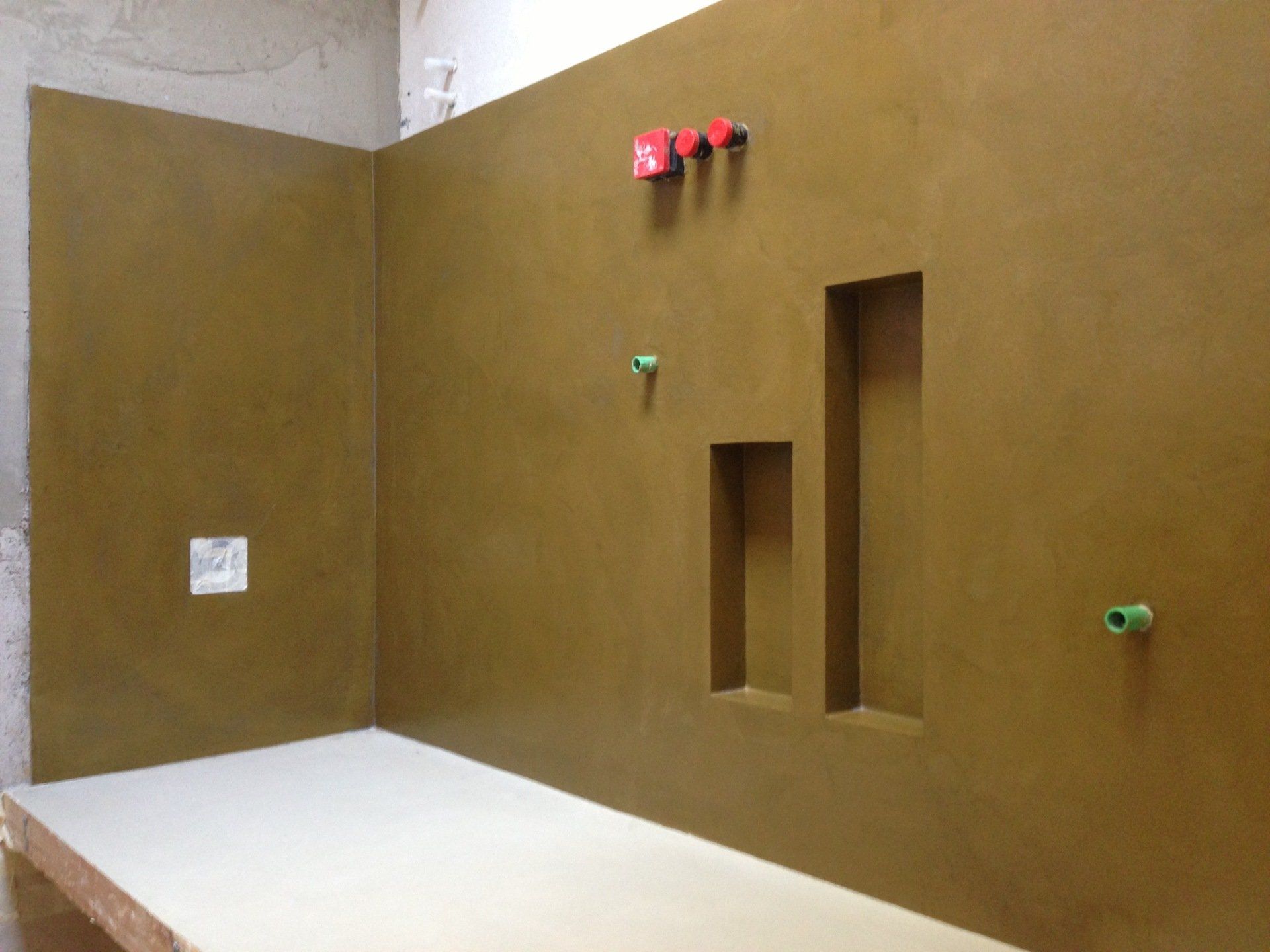 Parete di un bagno ridipinta