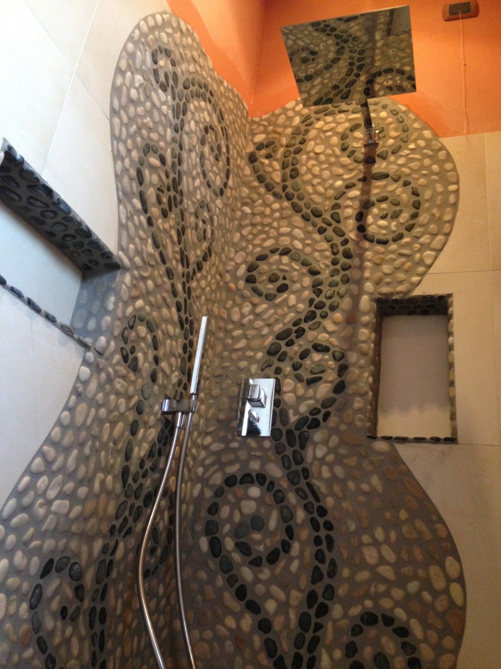 realizzazione di un mosaico a parete