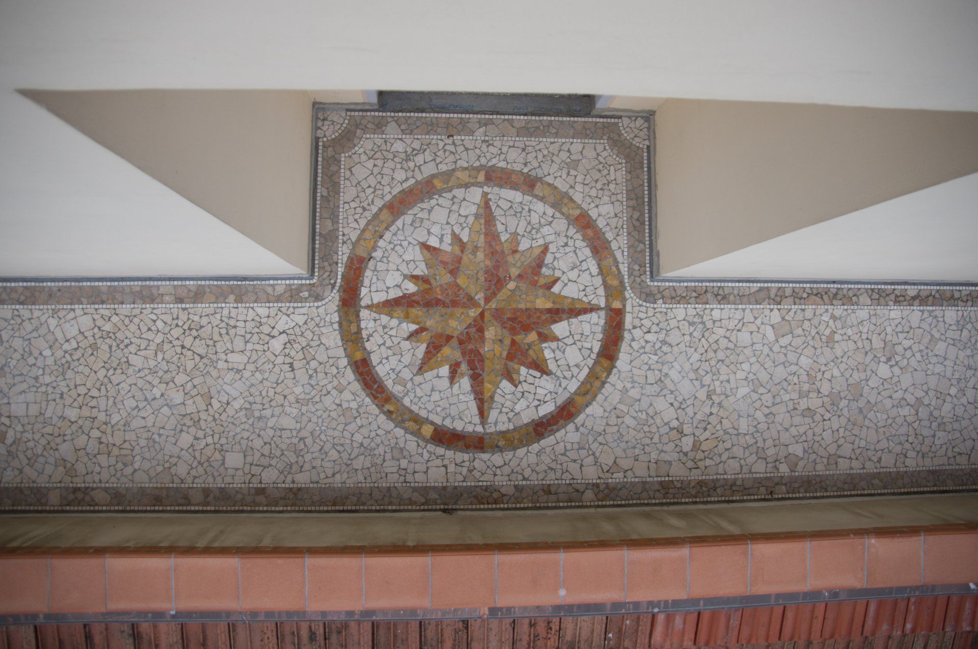 Bagno con piastrelle in ceramica personalizzate