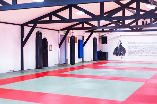 Een boksschool met een rode en groene vloer
