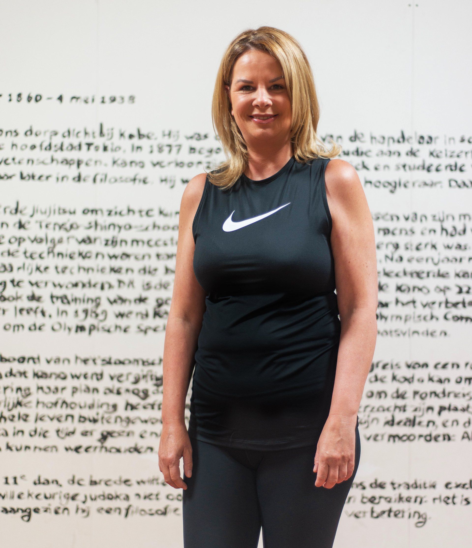 Een vrouw draagt ​​een zwarte Nike-tanktop