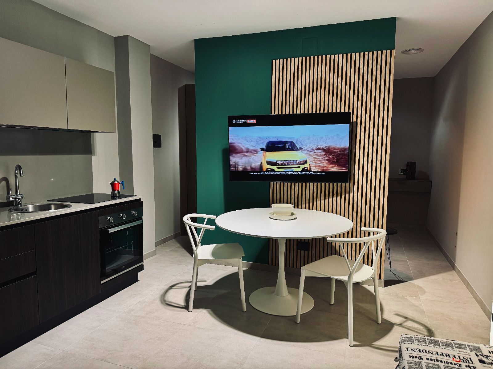 una piccola cucina con un tavolo e due sedie